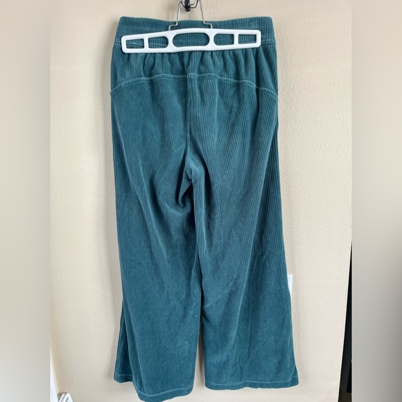 Lululemon Scuba Mid-Rise Wide-Leg Crop - Picture 4 of 6